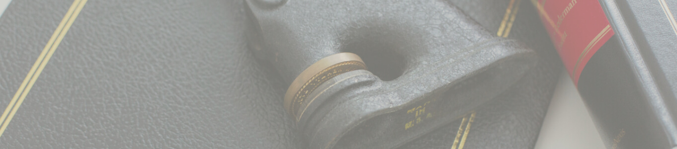 Pince à gaufrer posé sur le côté au-dessus d'un document.